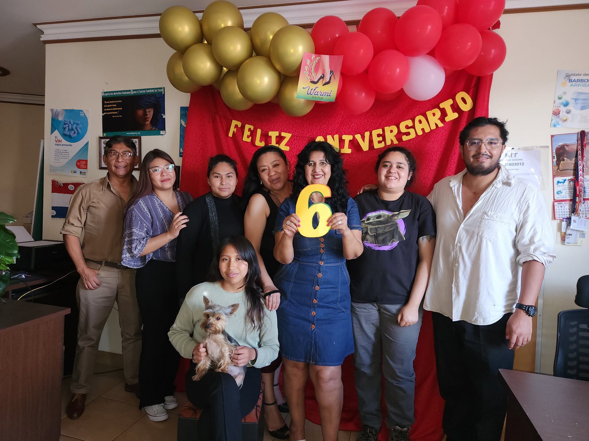 Integrantes de WARMI celebrando el sexto aniversario de la organización