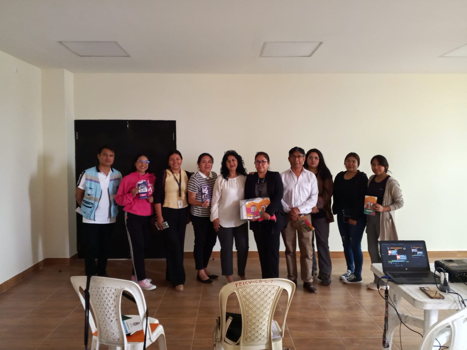Equipo de Warmi durante la capacitación con la Fuerza Especial de Lucha Contra la Violencia (FELCV).