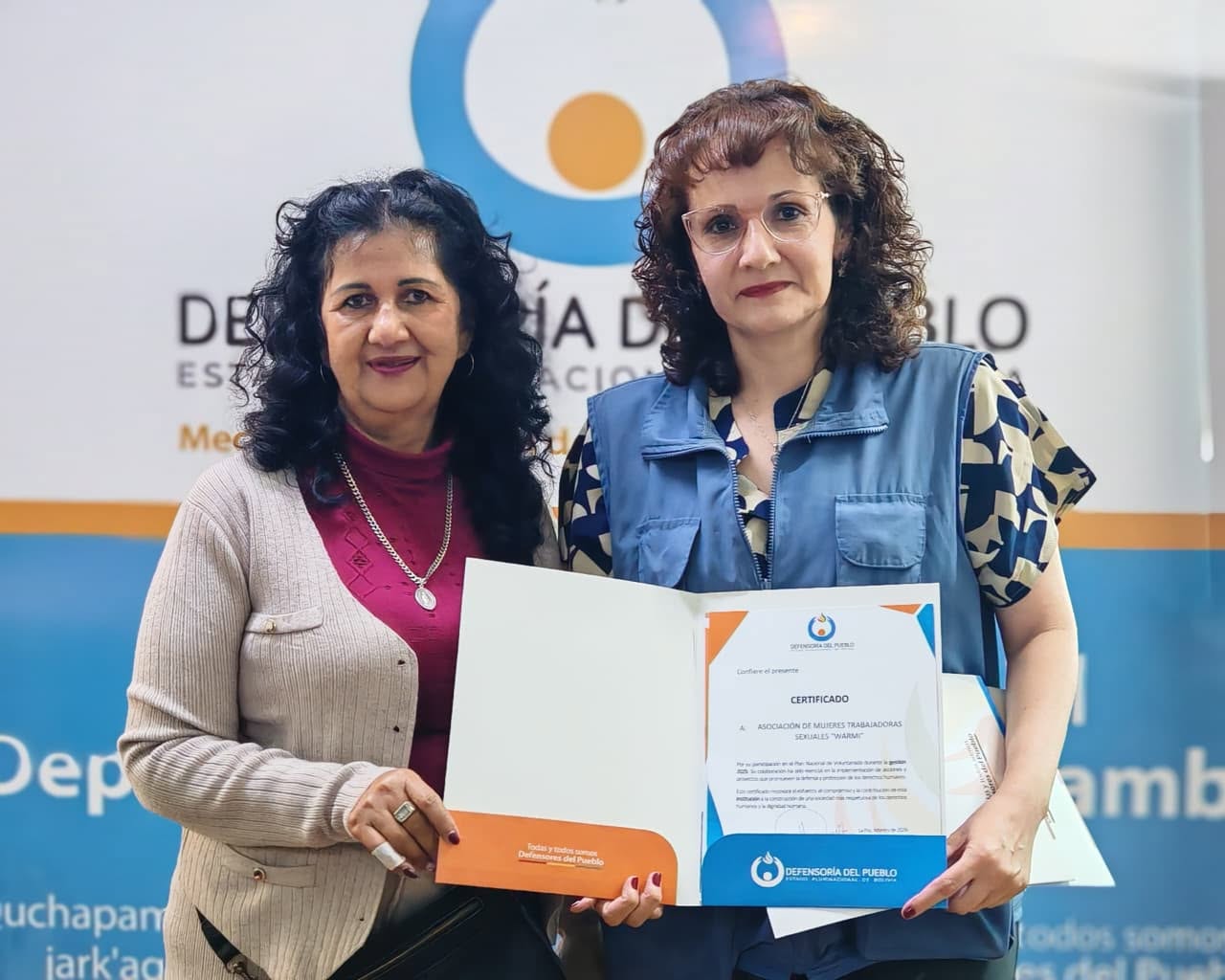 Certificado entregado por la Defensoría del Pueblo a WARMI por su labor en derechos humanos