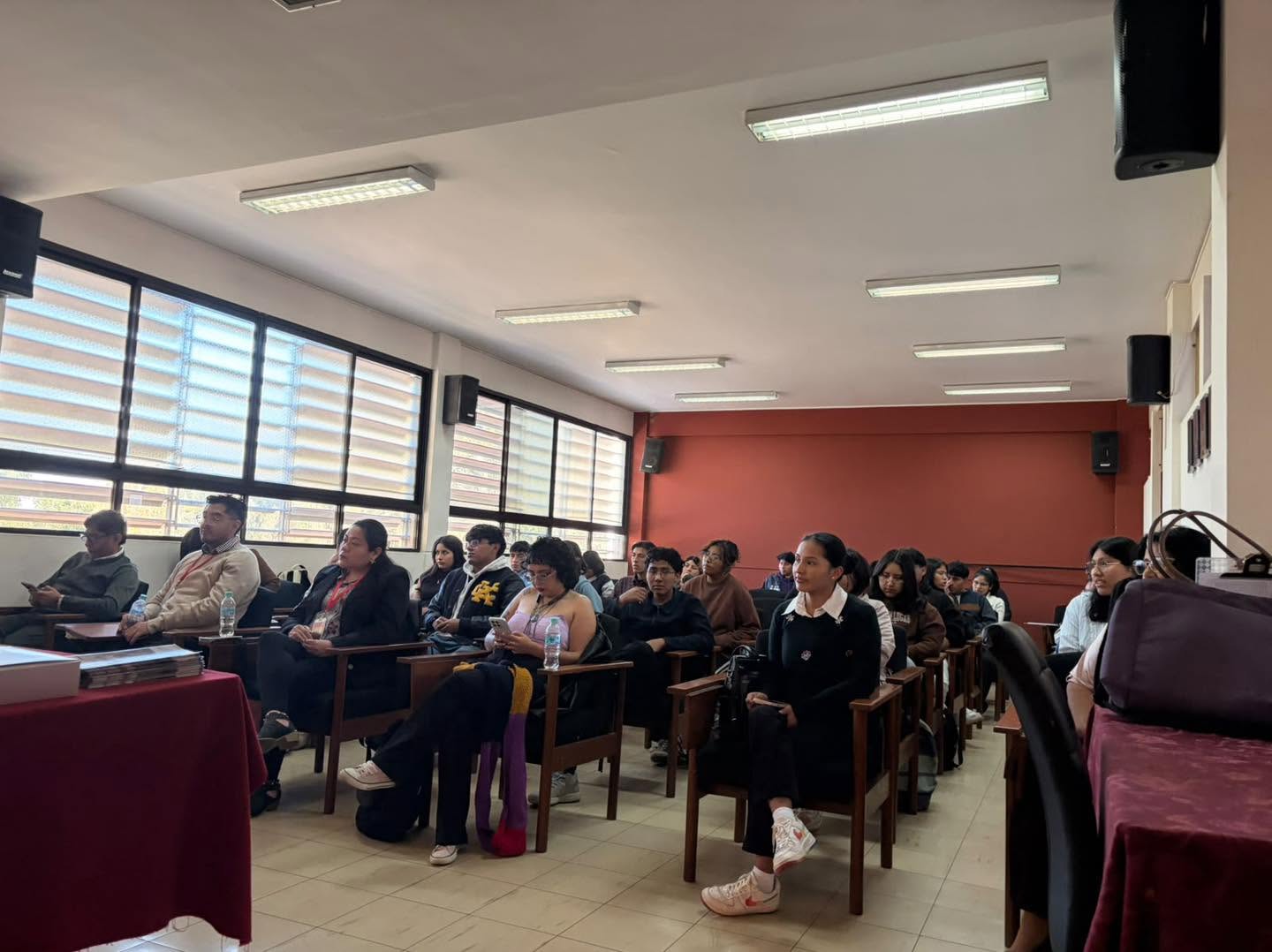 Integrantes de WARMI durante el diálogo con la Carrera de Ciencias Jurídicas de la UMSS