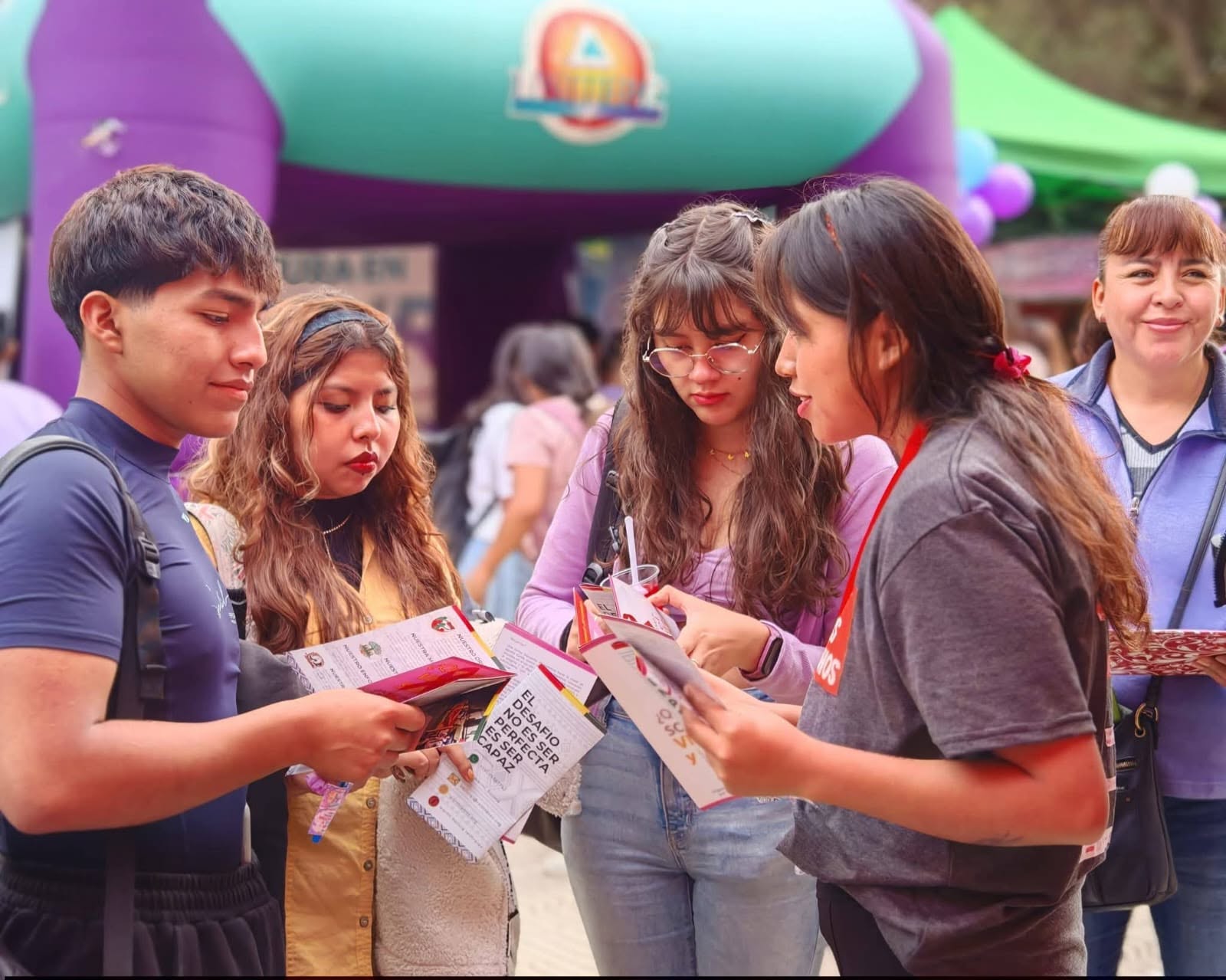 Integrantes de WARMI en su stand durante la Feria por la Salud en la UMSS