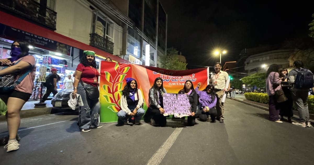 Integrantes de WARMI participando en la marcha del 8M en Cochabamba