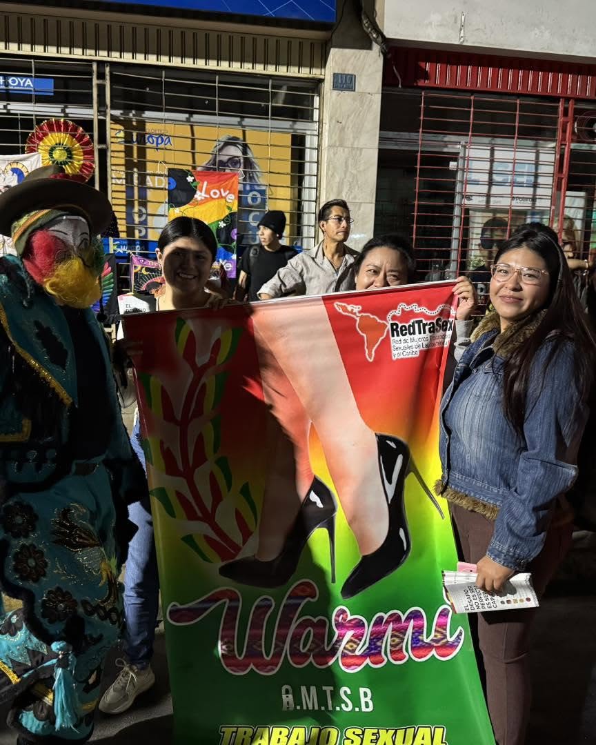 Integrantes de WARMI A.M.T.S. participando en la Marcha Nacional de las Diversidades en Cochabamba