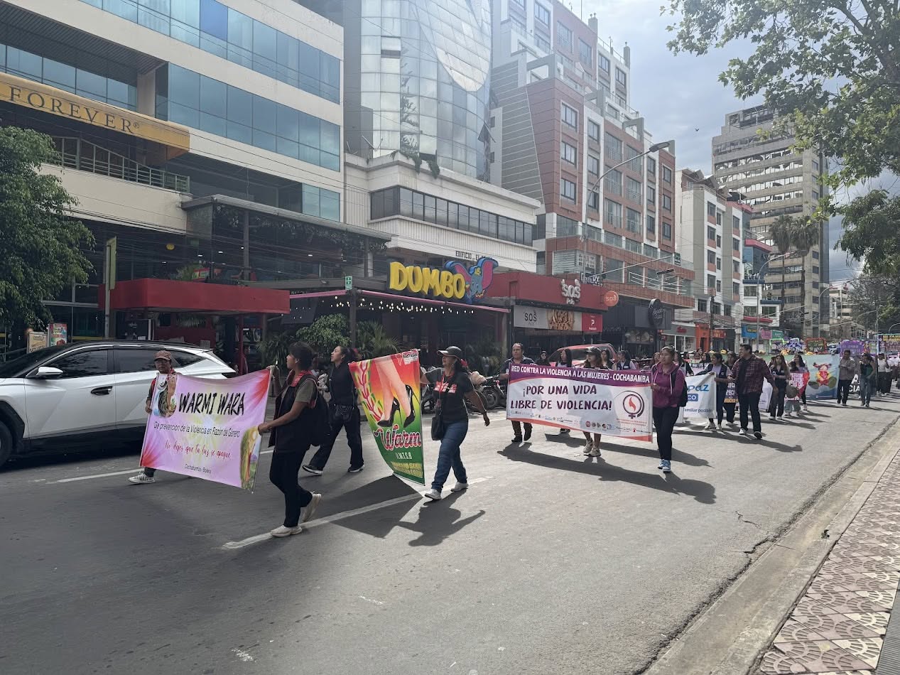 Integrantes de WARMI participando en la Gran Marcha contra la Violencia