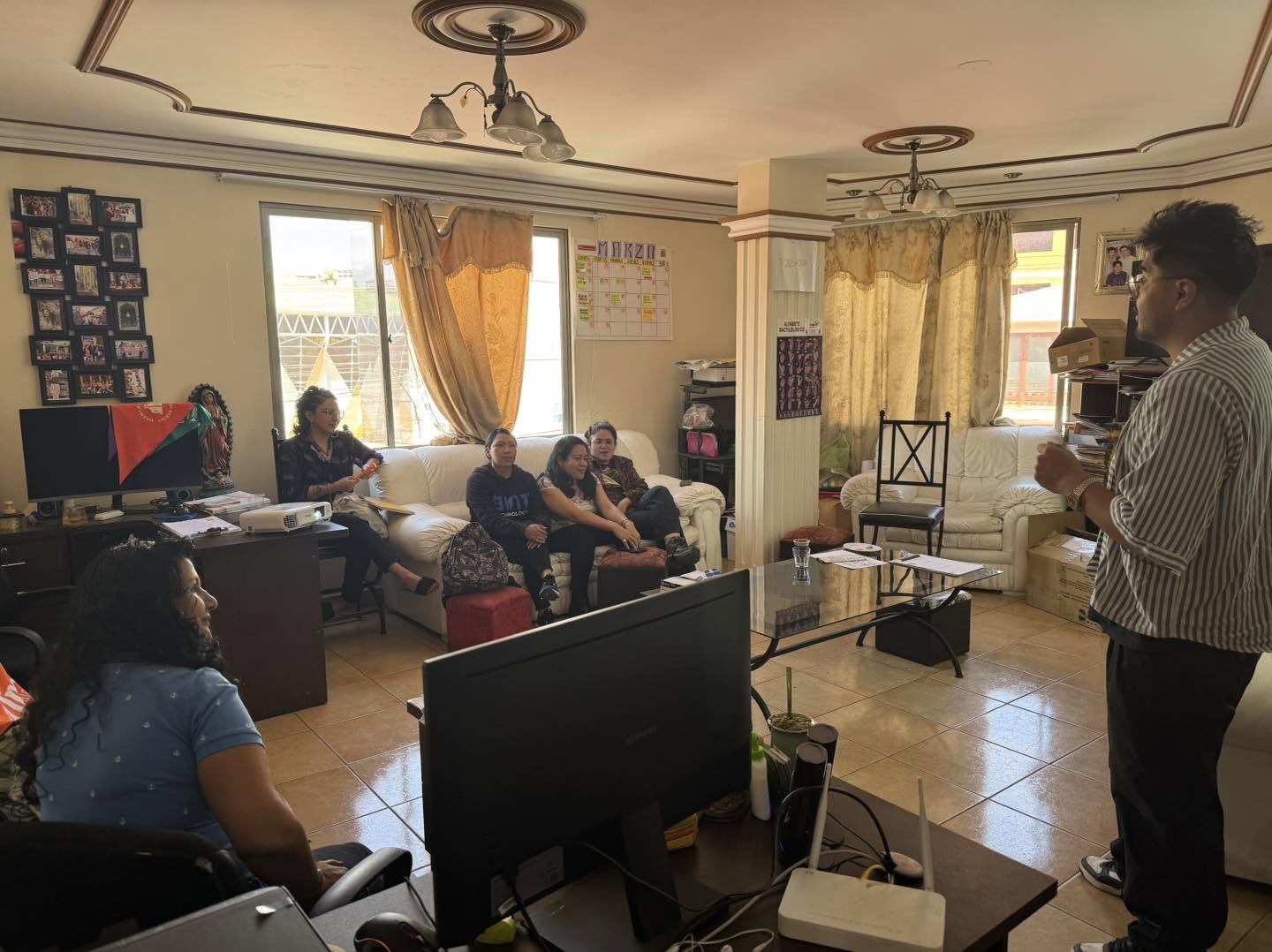 Integrantes de WARMI durante el Taller de Oratoria y Vocería