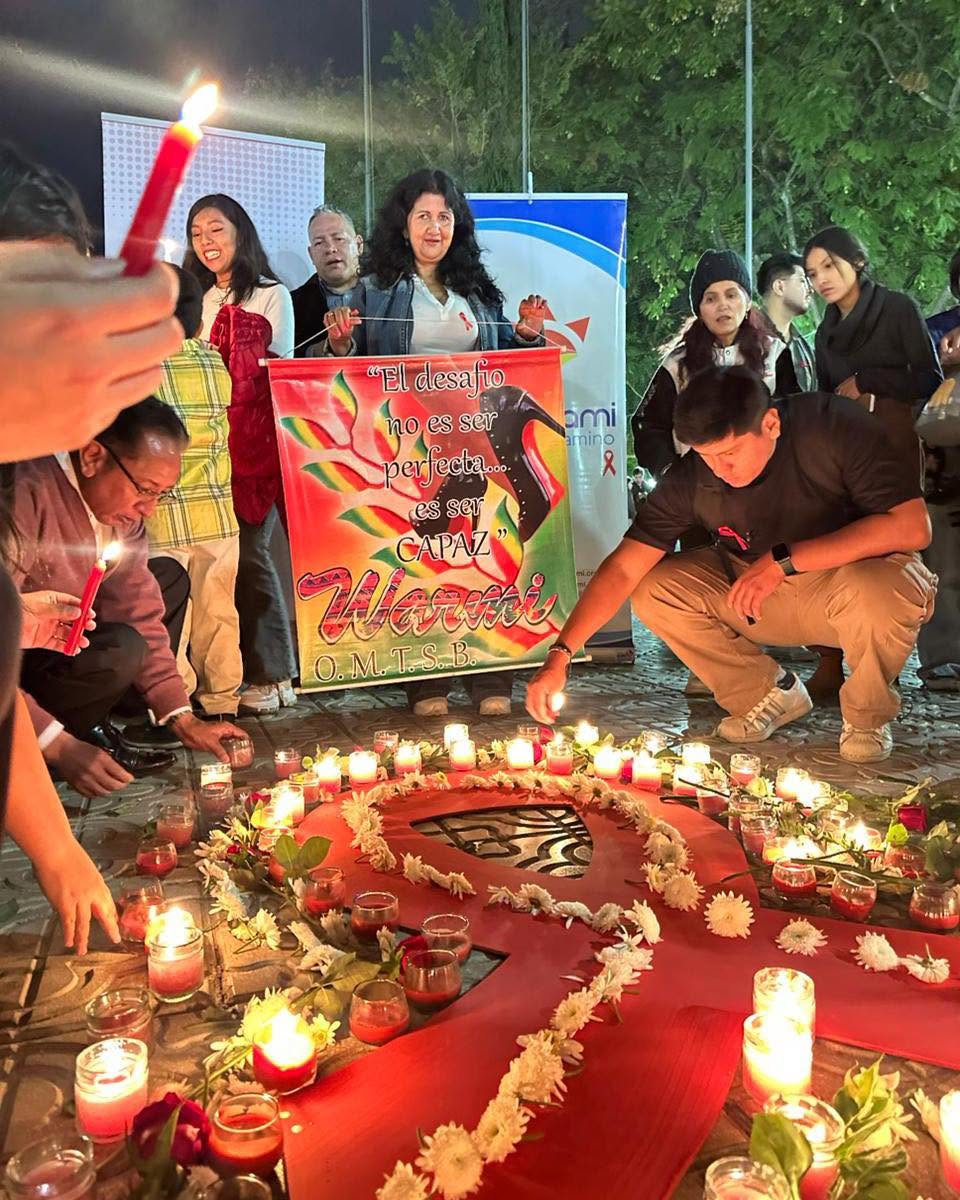 Integrantes de WARMI durante la vigilia en conmemoración del día de lucha contra el VIH